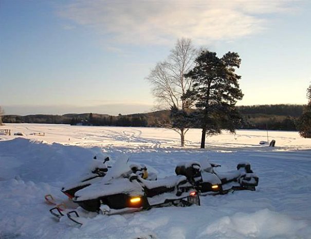 SNOWMOBILEWe are at the hub of many miles of groomed trails, which take you to Dorset, Dwight, Huntsville, Hidden Valley, Port Sydney and beyond!